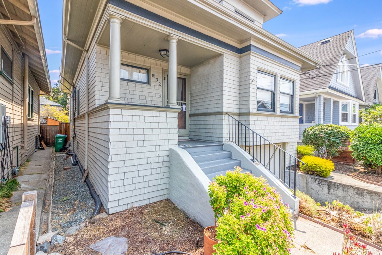 Alameda House: 832 Oak St