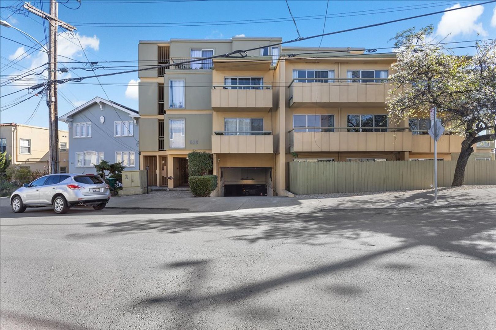 Oakland Apartment: 528 Merritt Ave #208