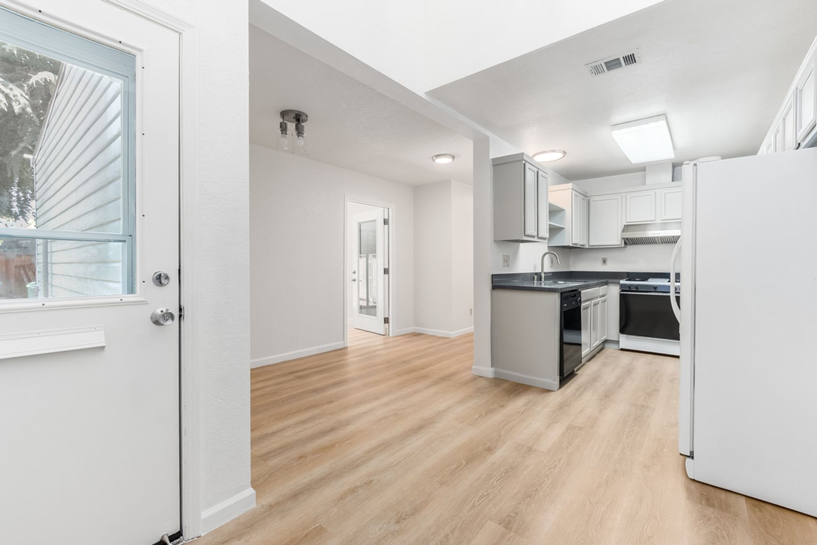 Alameda Apartment: 1211 Lincoln Ave #B