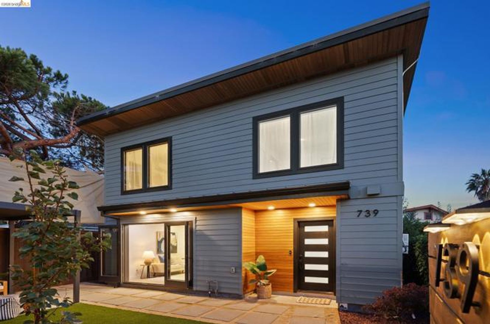 Oakland House: 739 61st St