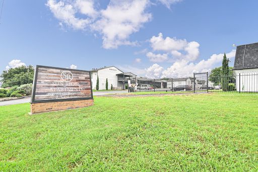 $249.00 First Month's Rent And Only $249.00 Deposit Moves You In With Approve Application! – photo 1