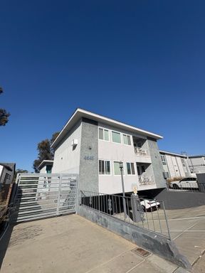 Spacious One-bedroom Apartment in Talmadge | Elevation Three Apartments – photo 1