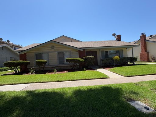 Remodeled 3 bed 2 bath ground floor w/central AC + 2 parking (garage + assigned spot) – photo 1