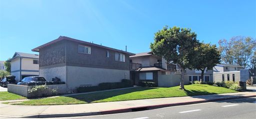 Upstairs unit - 2 Bedrooms + 1 Bath. SPECIAL $2425 - Move you in!!! – photo 1
