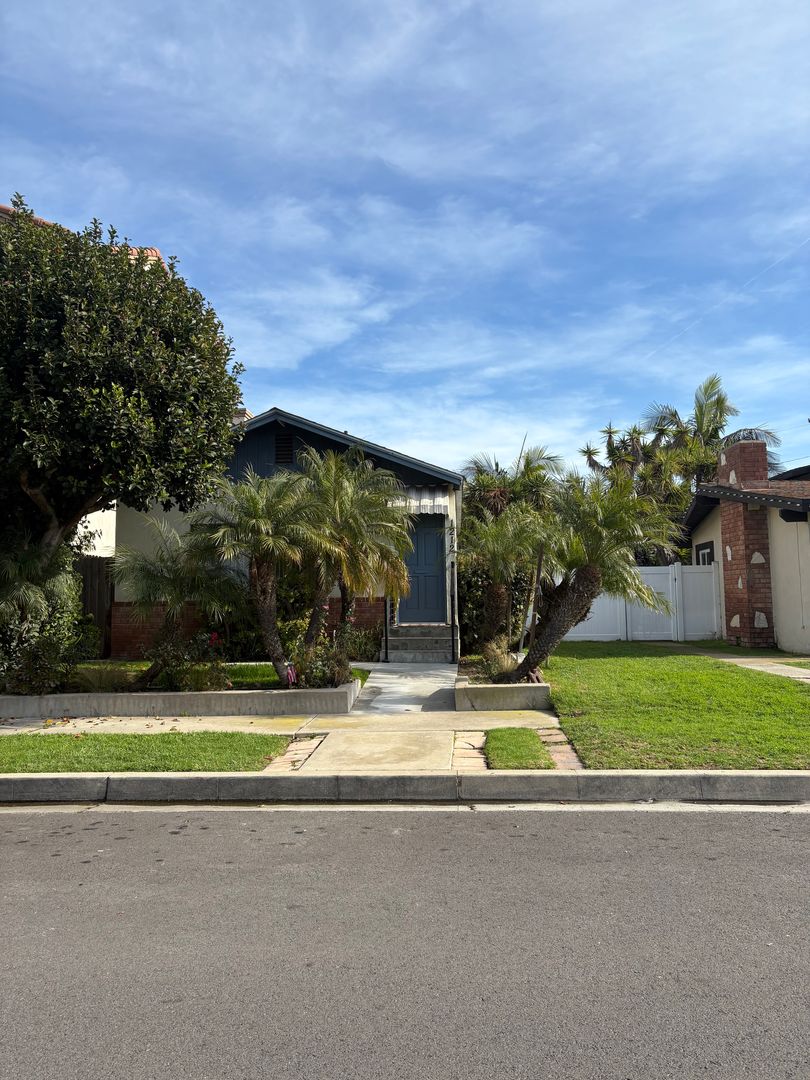 Huntington Beach House: 1212 Huntington St.