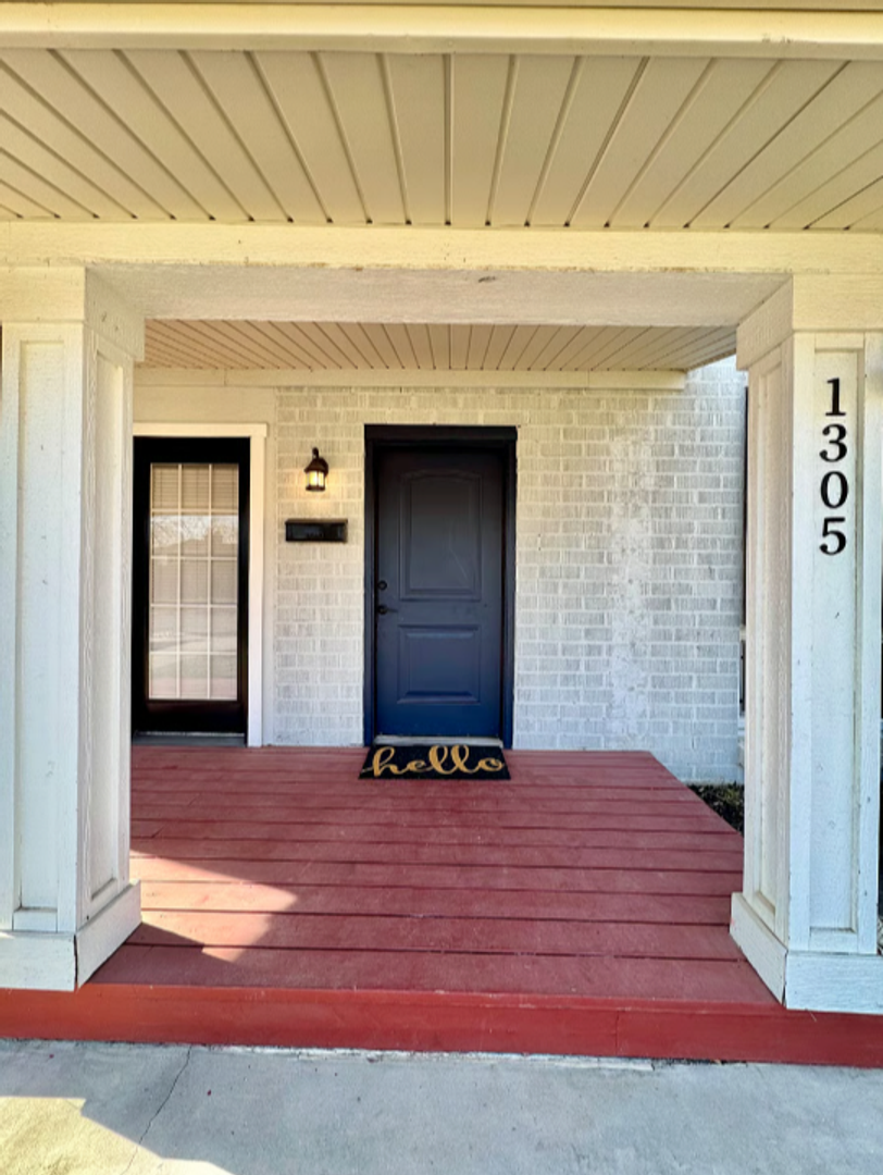 1305 N Valentine st 14 of 25