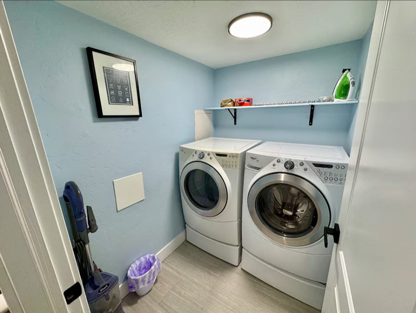 Laundry room at 1305 N Valentine st
