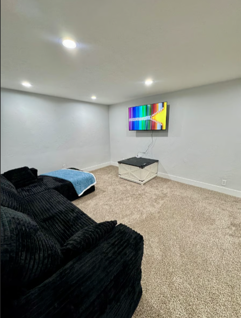 1305 N Valentine st 13 of 25