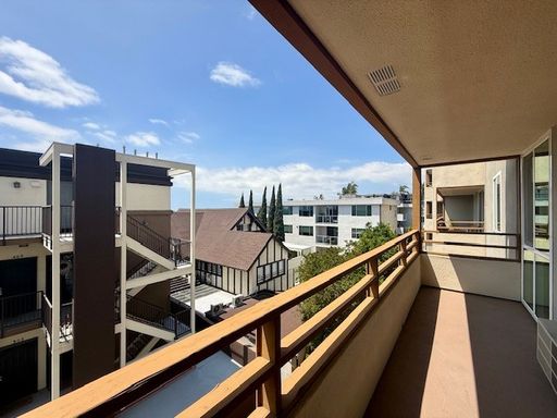 Prime Location! Spacious 1Bed/1.5Bath w/Parking in Banker's Hill! – photo 1
