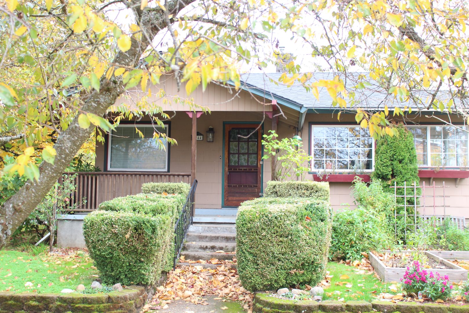 Charming bungalow with bonus office or Art Studio space! Beaumont/ Alameda!