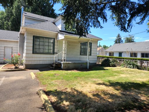 3 Bedroom 1.5 Bath Spacious Farmhouse in West Piedmont! – photo 1