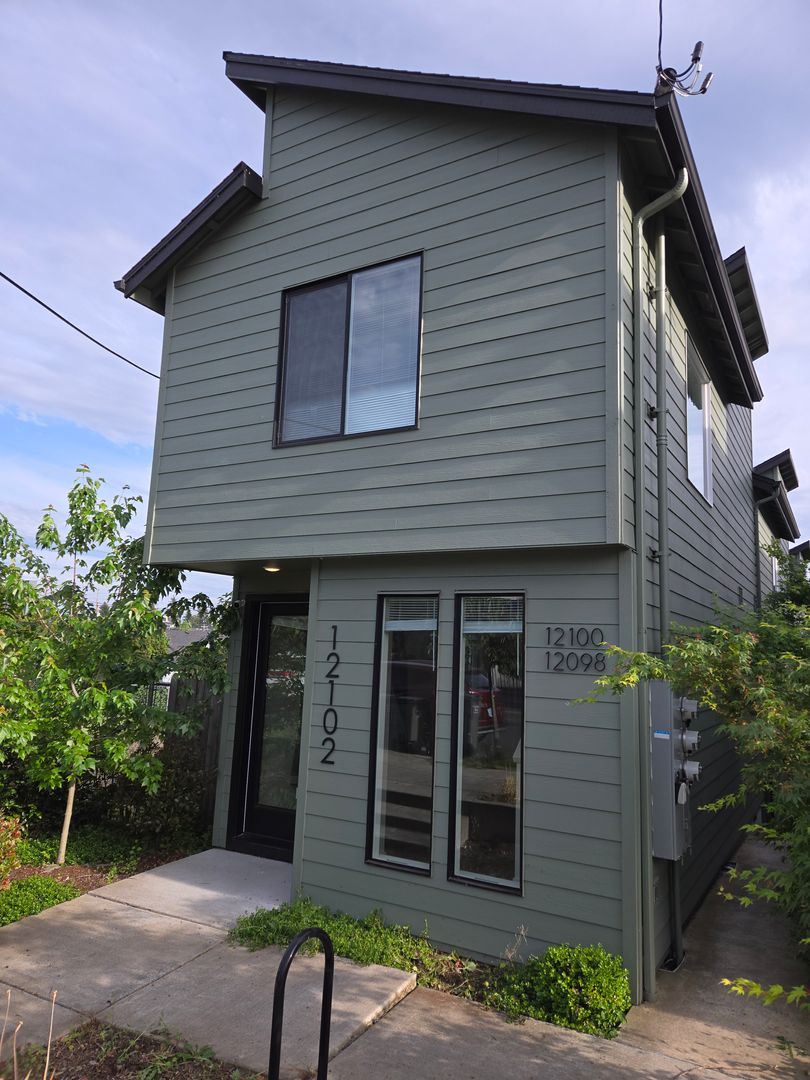PORTLAND House: 12102 SE PINE ST