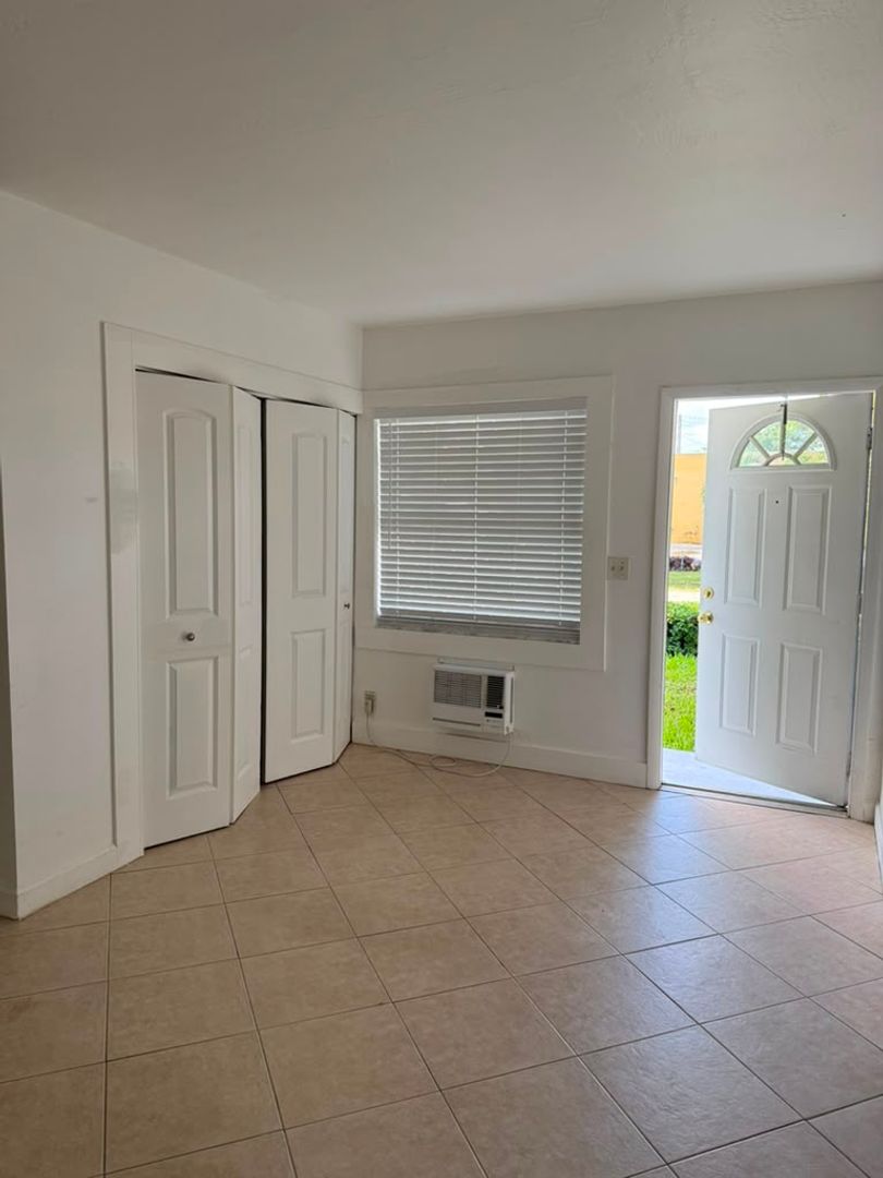 Hallandale Beach Apartment: 101 SE 9th Street
