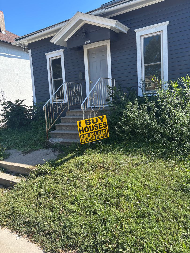 Sioux Falls House: 819 W 11th St