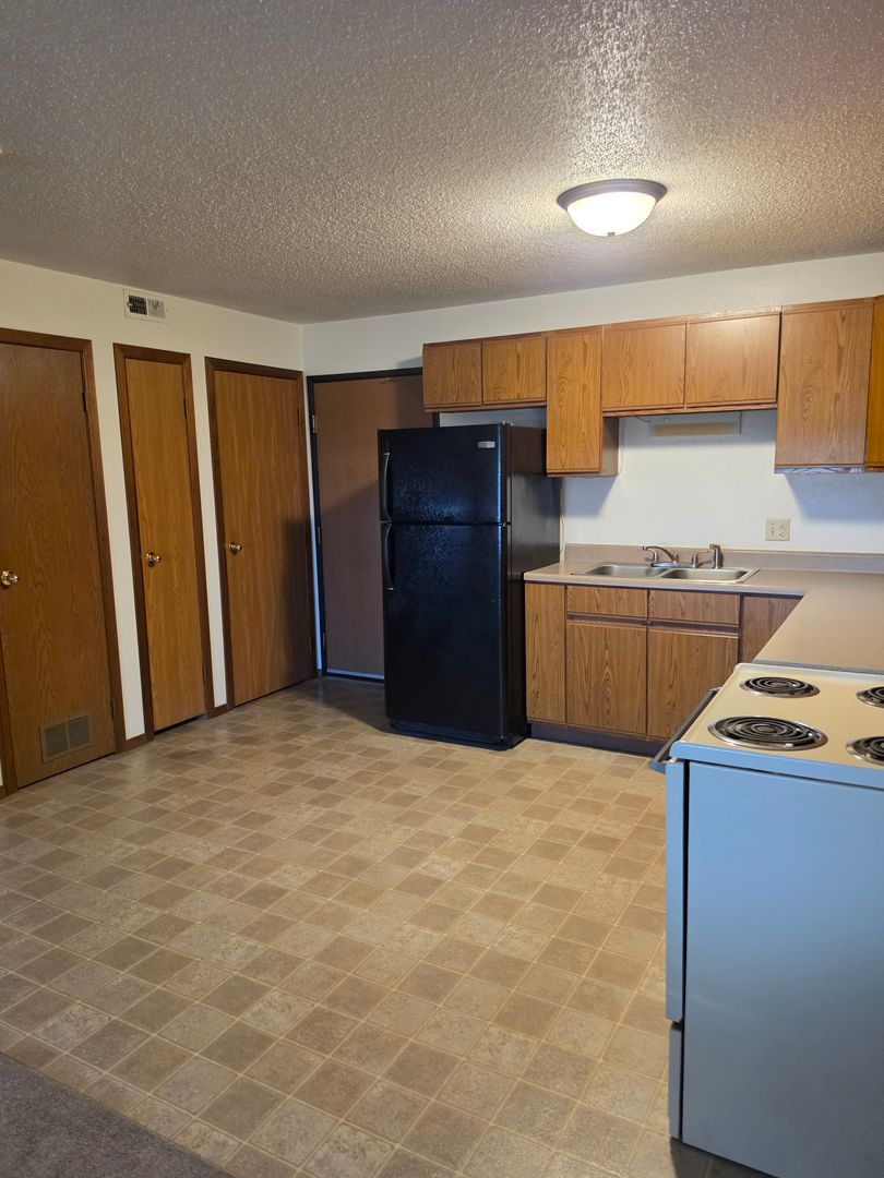 Sioux Falls Apartment: 4601 E Clark St
