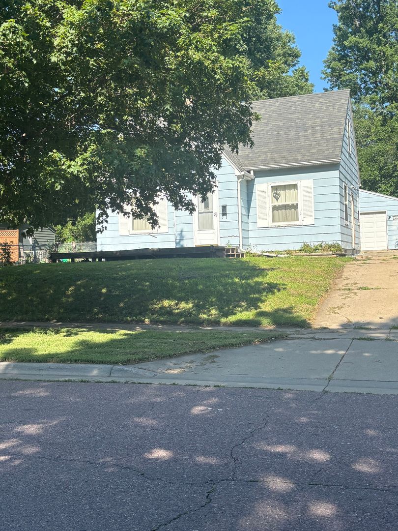 Sioux Falls House: 2304 S Norton Ave