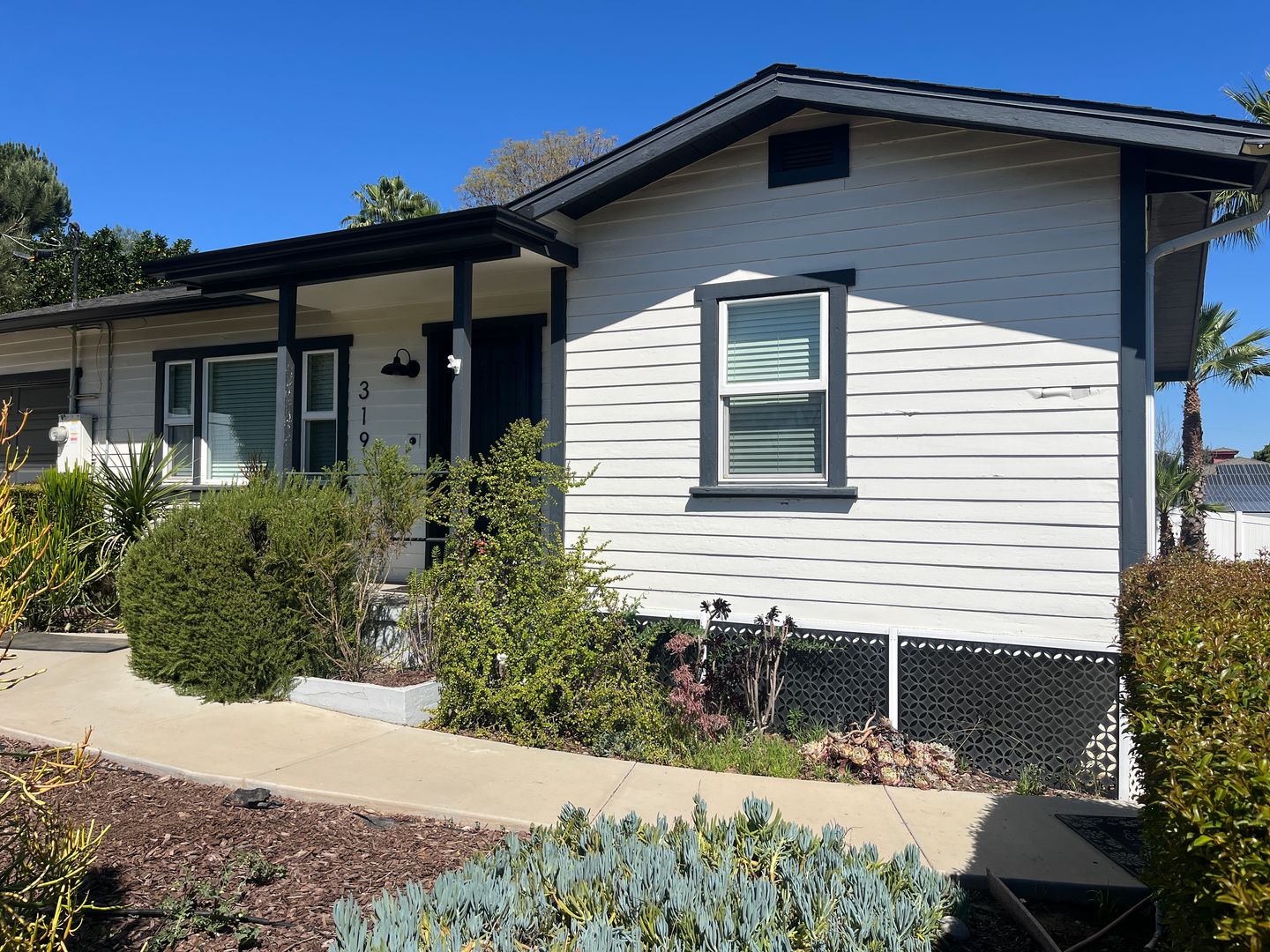 Fallbrook House: 319 W Fig St