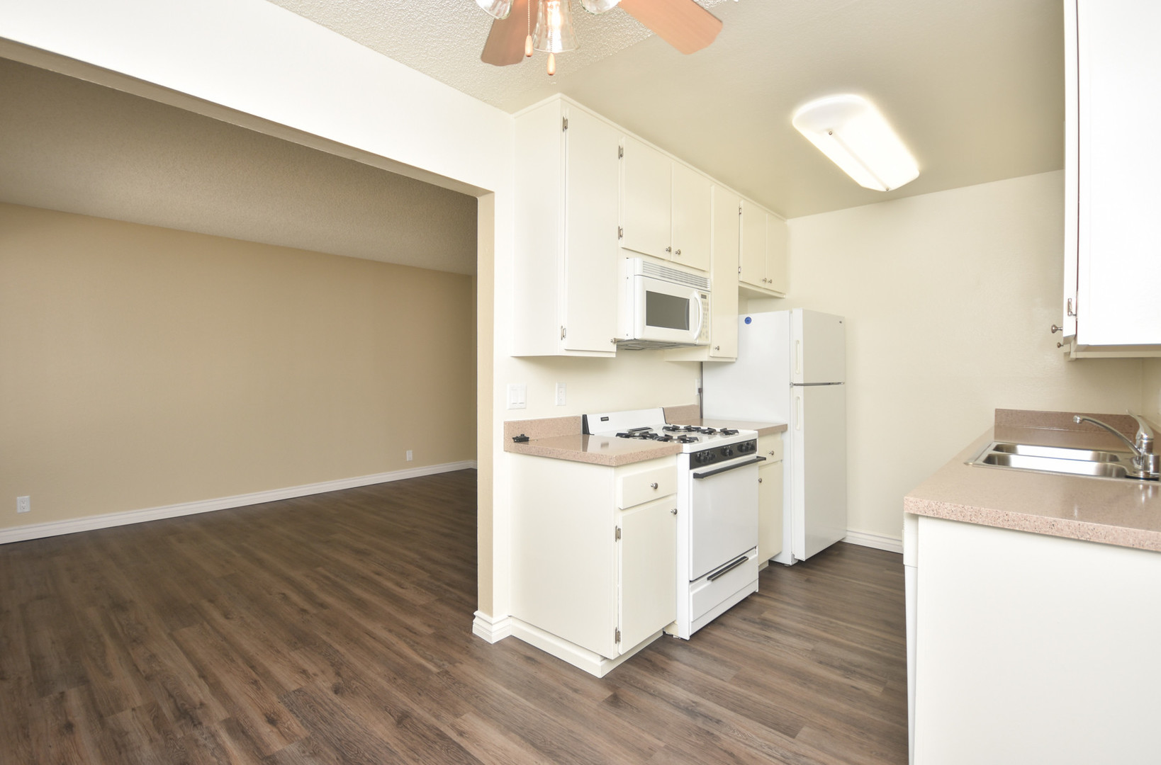 Oceanside Apartment: 2330 Paseo De Laura