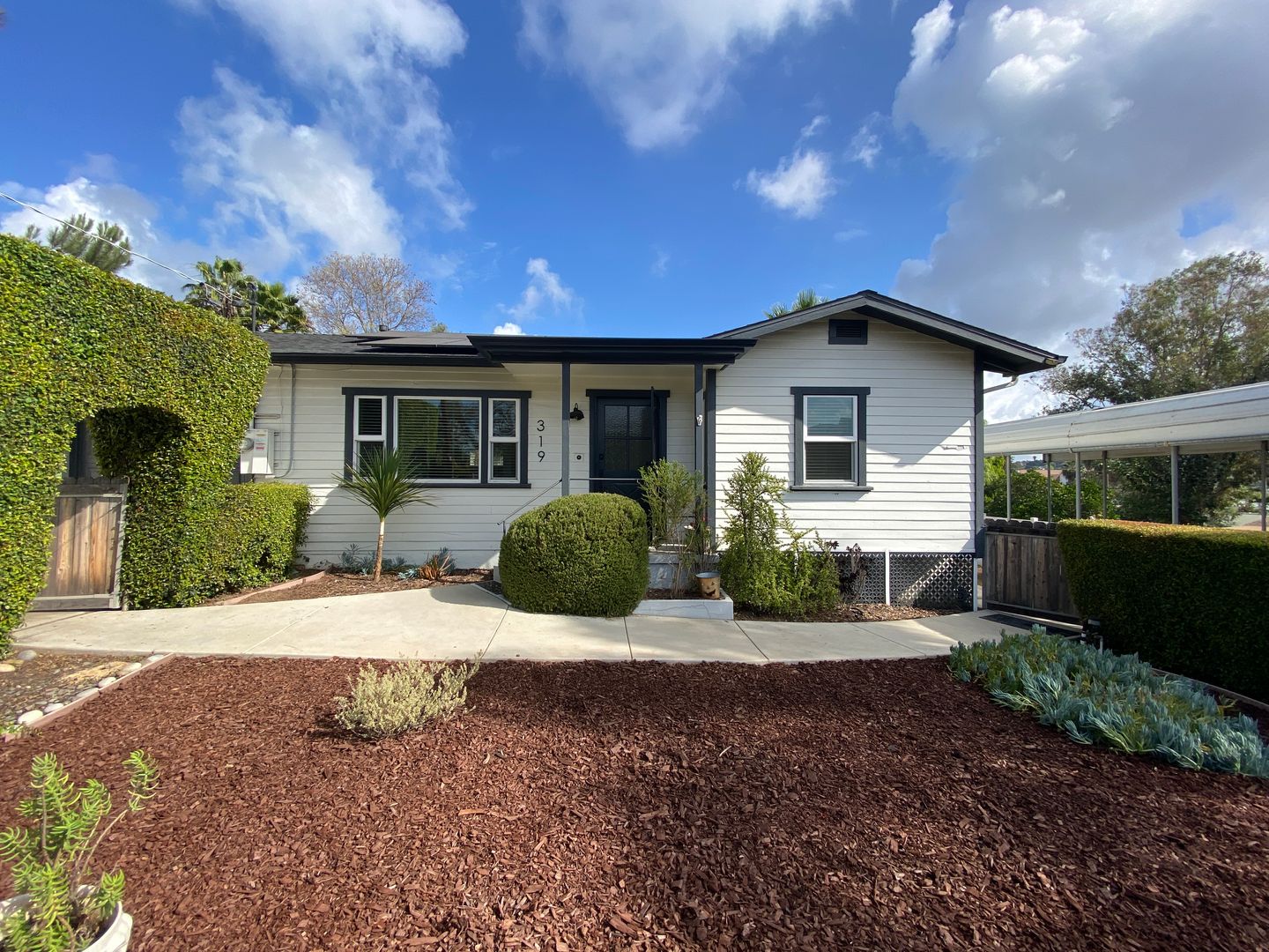 Fallbrook House: 319 W Fig St