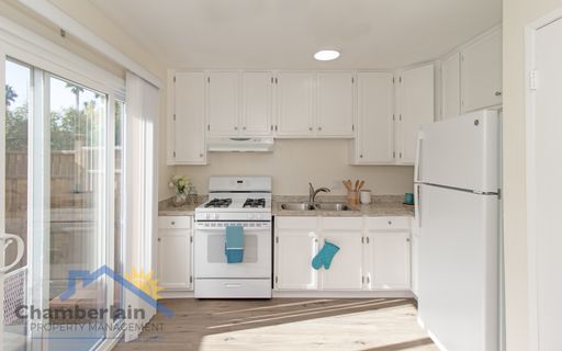 2bed/1.5ba Townhome w/ Washer and Dryer in Unit Close Carlsbad Village!! – photo 1