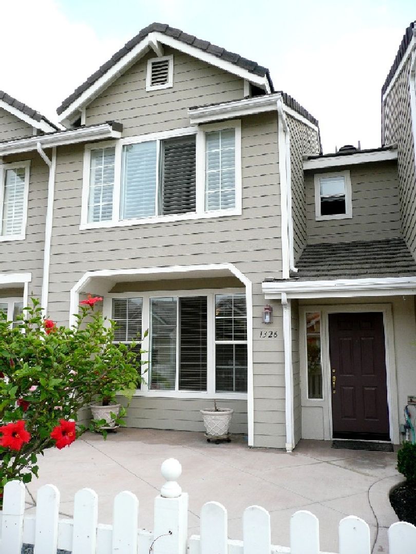 Carlsbad House: 1326 Statice Ct