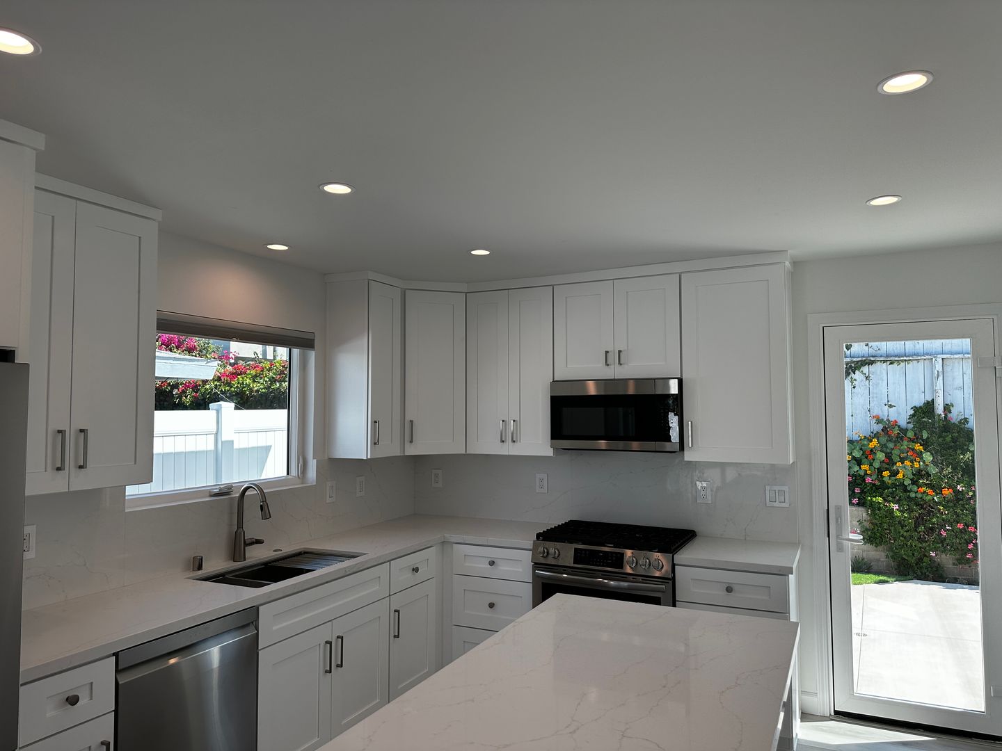 Cardiff House: 2065 Edinburg Ave