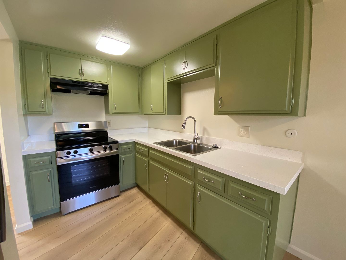 Vista Apartment: 1025 Meadowlake Drive