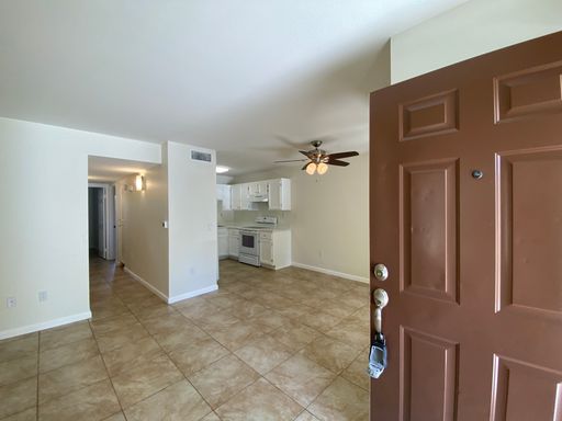 Affordable Housing - 3 Bedroom Apartment in Carlsbad! – photo 1