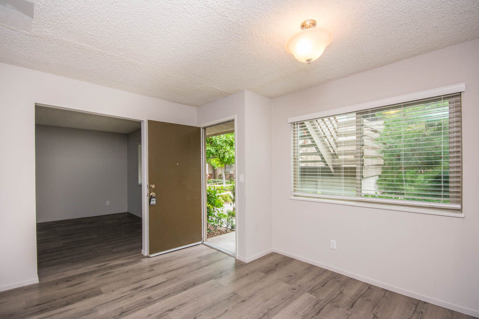 Vista Apartment: 1921 - 1927 West Drive