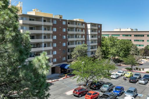 Two bedroom apartment at the price for a one bedroom! – photo 1