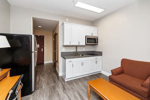Cozy 1 Bed, 1 Bath Apartment with Queen Bed – photo 1