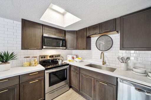 C1C - Classic 2 Bedroom 2 Bath w/ In-Unit Washer & Dryer *Ask about Move-In Specials* – photo 1