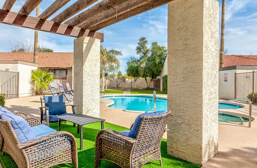 Beautiful Belleview Estates is in prime location; includes - Washer/Dryer, Private Parking/ Storage – photo 1