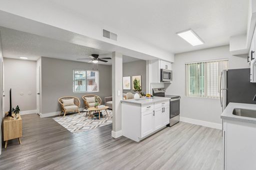 A1R - Renovated 1 Bedroom 1 Bath w/ In-Unit Washer & Dryer *Ask about Move-In Specials* – photo 1