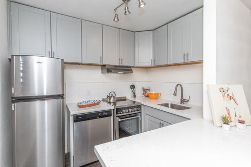 Large Studio Deluxe • 1 Bath • 450 SF – photo 1