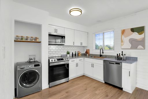 Renovated 1 Bedroom with In-Home Washer and Dryer | 680 SF – photo 1