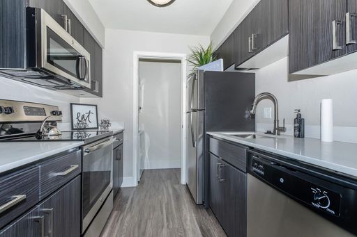 Arcadia Walk- Specious, renovated 1x1 with Washer and Dryer! ** Ask About Our Move In Specials! – photo 1