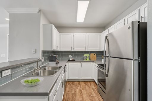 Beautifully Renovated 1x1 Apartment with In-Home Washer & Dryer – photo 1