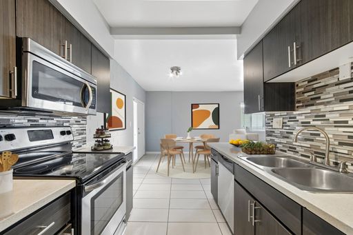 The Manhattan — 3 Bed / 2 Bath — 1,100 SF – photo 1