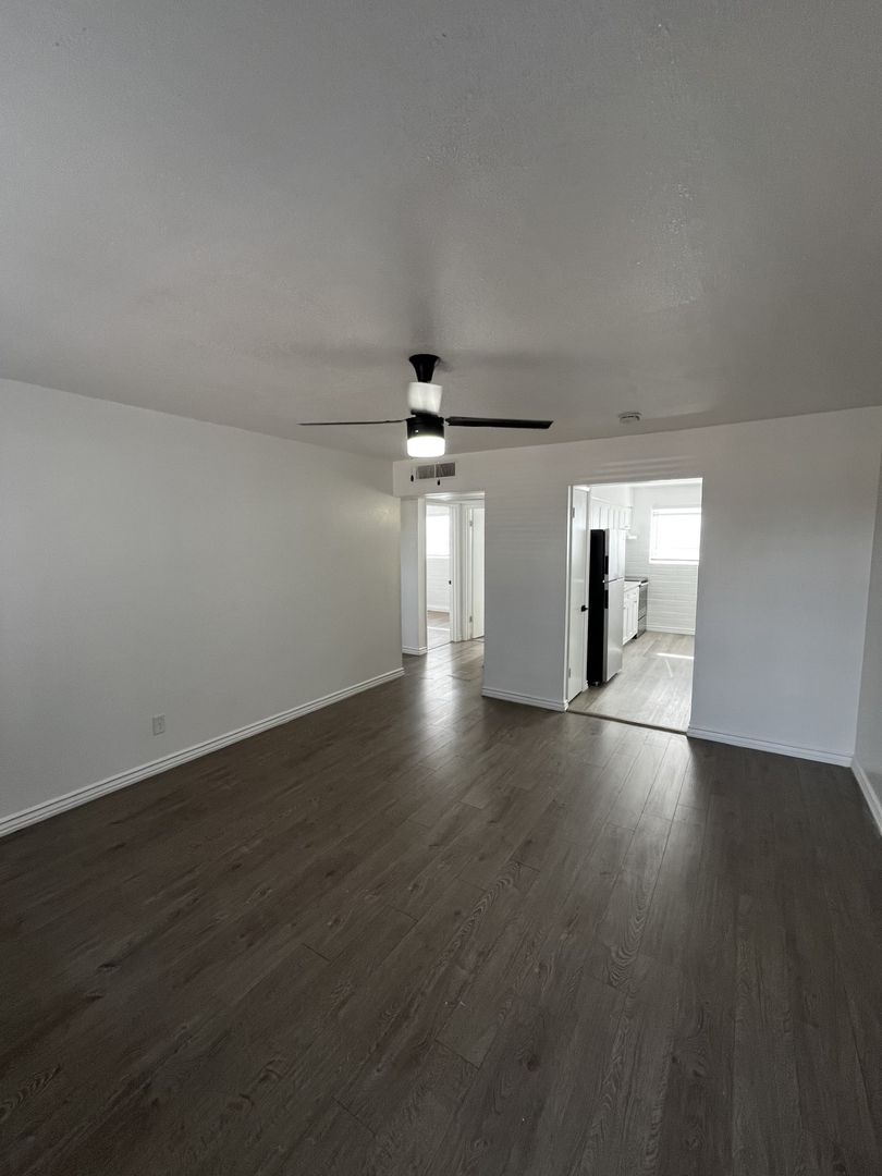 Mesa Apartment: 325 W 5th St.