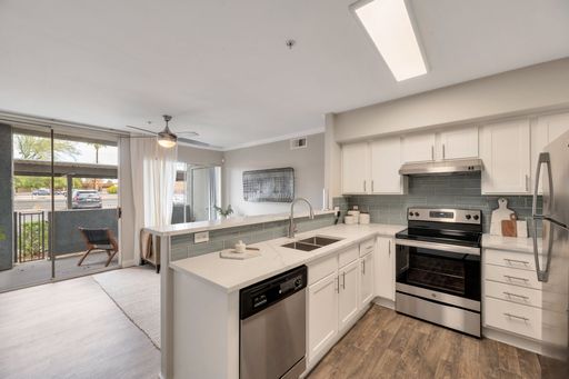 Beautifully Renovated 2x2 Apartment with In-Home Washer & Dryer – photo 1