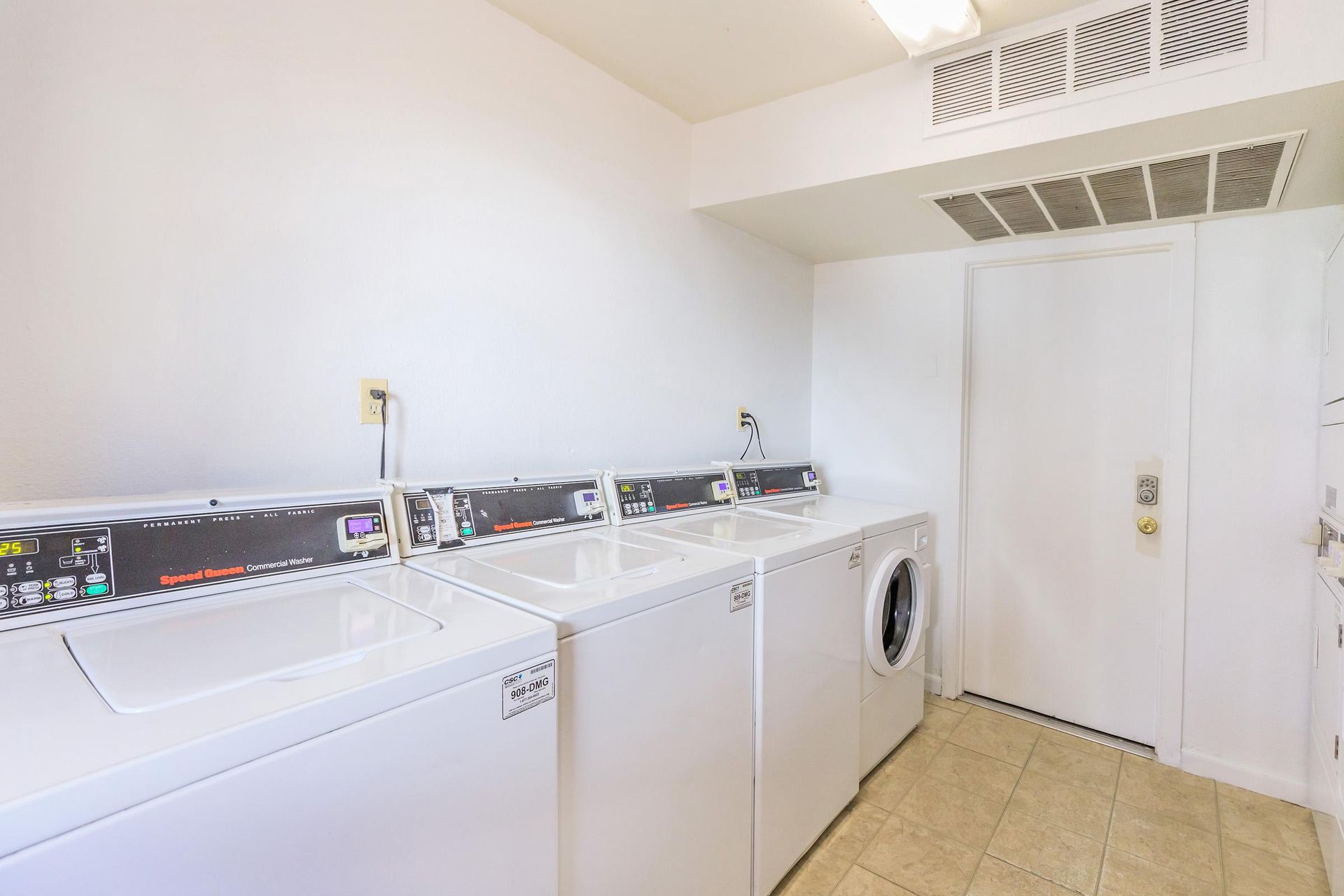 Laundry room at Aster on University (Tides On University)