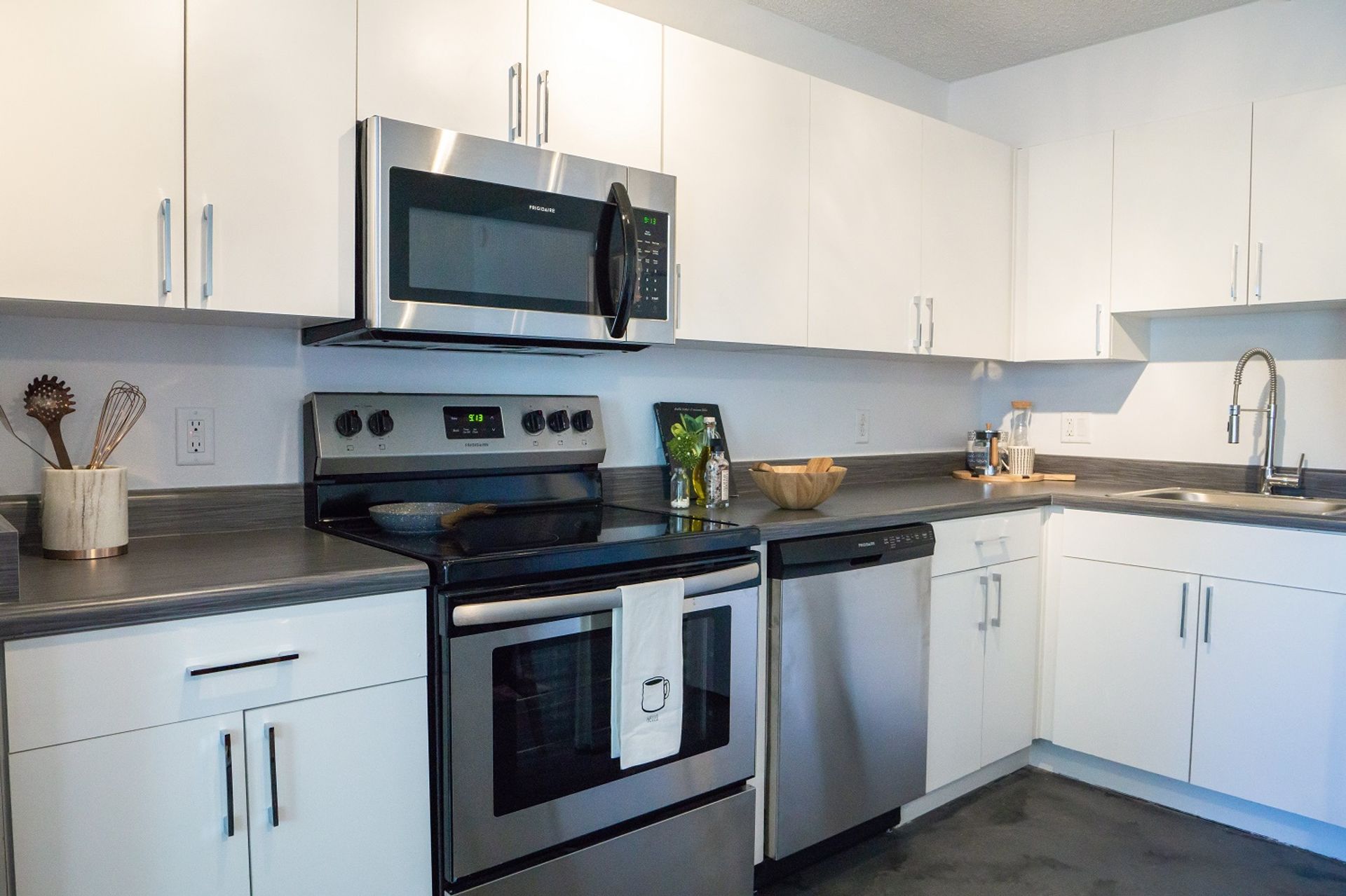 Phoenix Apartment: 3211 E Pinchot Ave