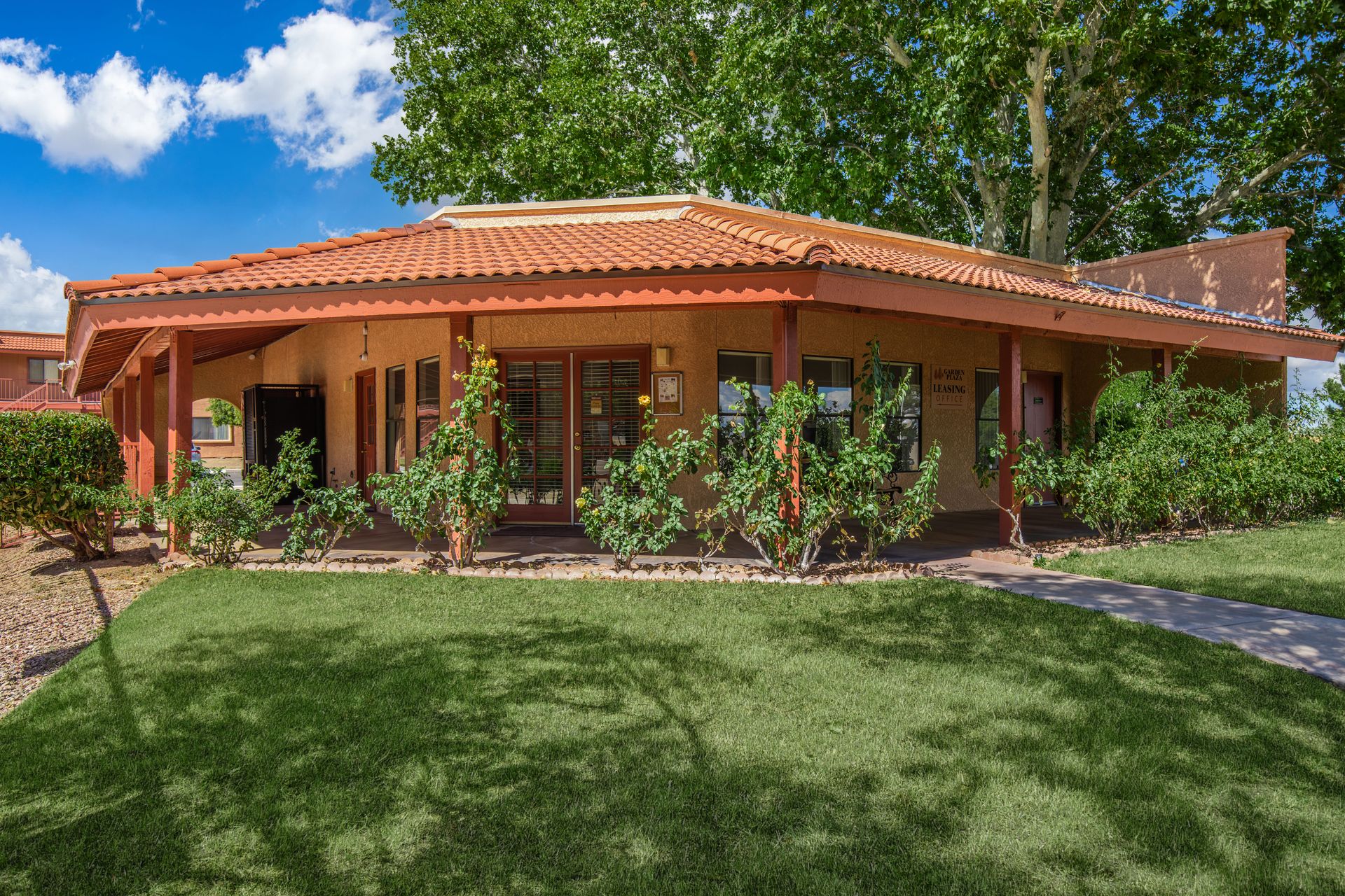 Sierra Vista Apartment: 100 E. Golf Links Rd