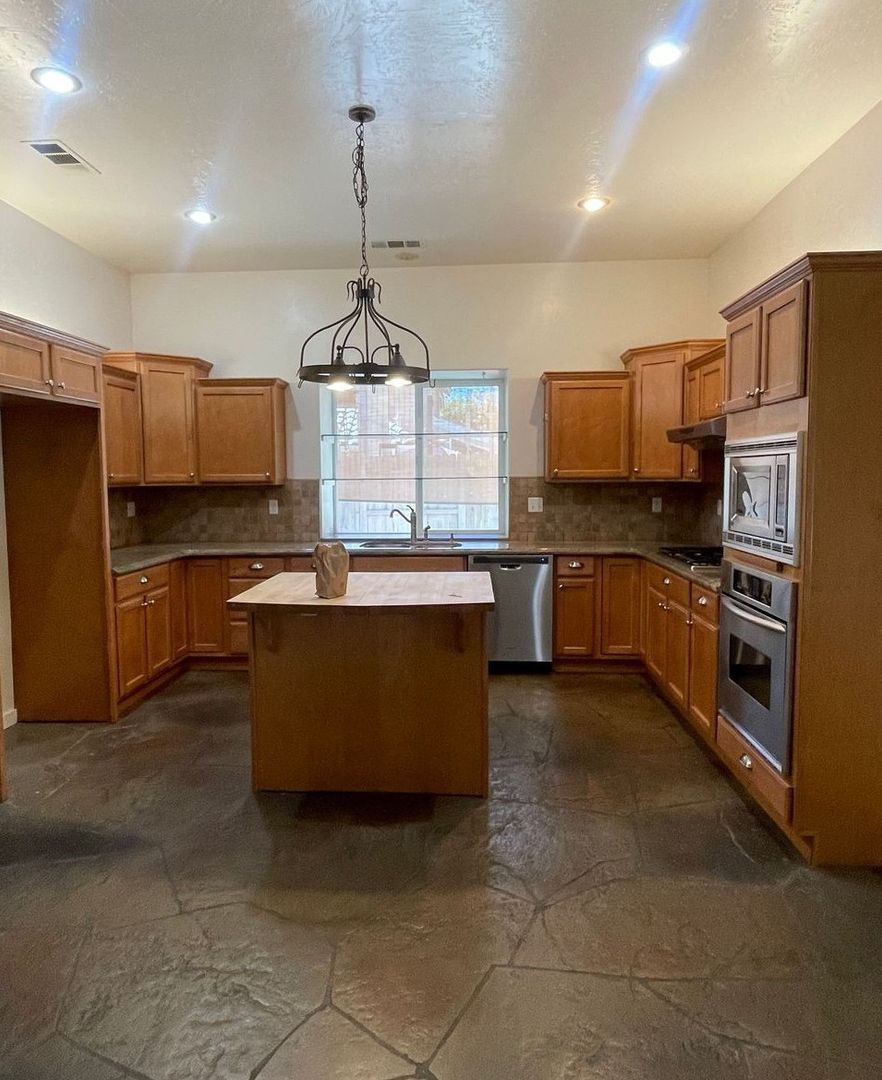 Visalia House: 2011 S Cottonwood