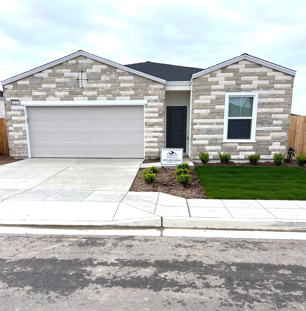 Fresno House: 6203 E Giavanna Ave