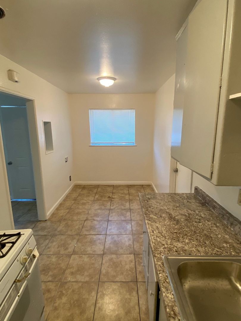 Fresno Apartment: 4348 E Fairfax Avenue