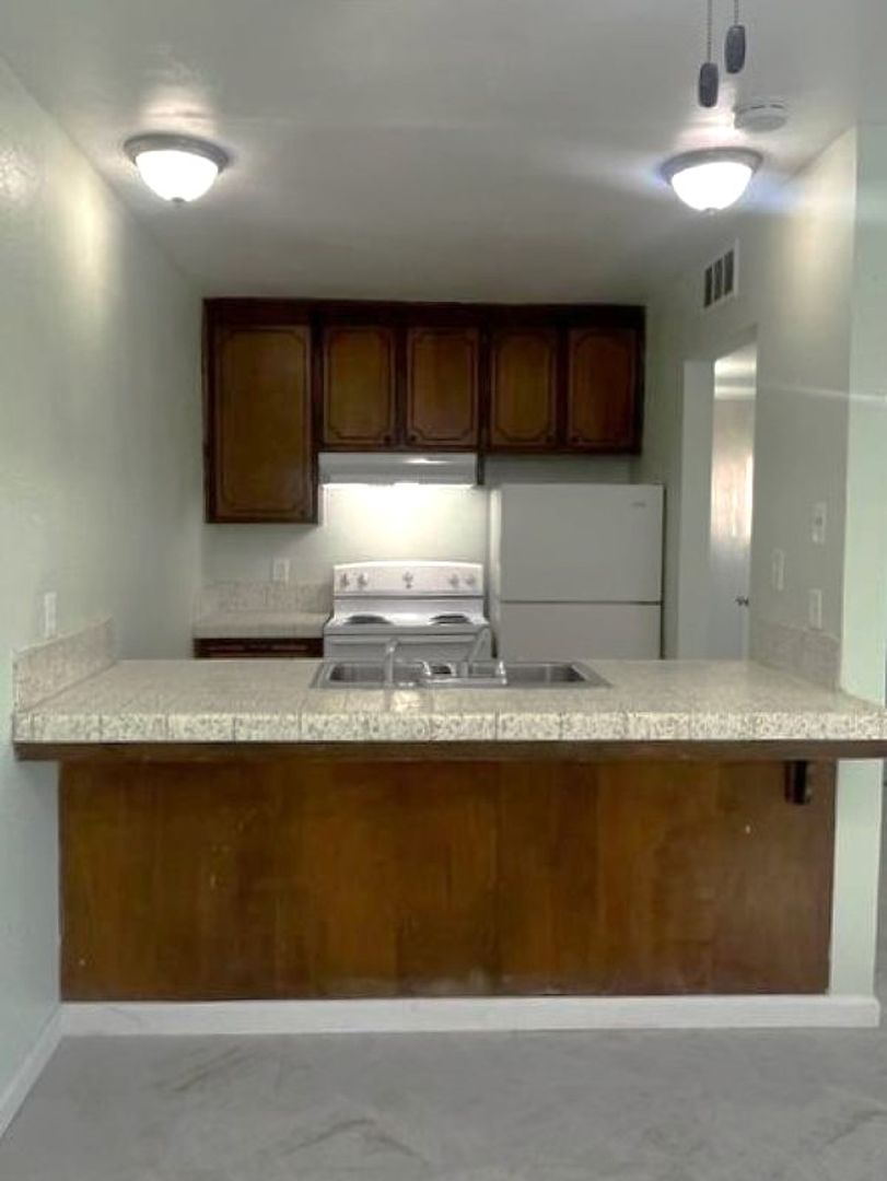 Fresno Apartment: 2325 E Shaw Ave