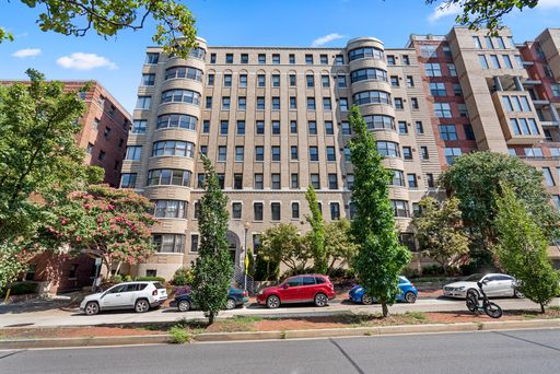 Bright, clean, and updated studio apartment in the heart of Foggy Bottom! – photo 1