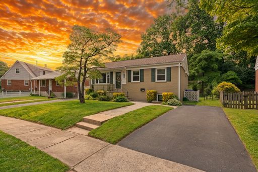 Bright and beautifully renovated 4BR/2BA + den single-family home in the heart of Silver Spring – photo 1